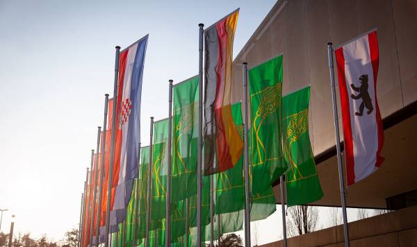 Grüne Woche 2020: Flaggen vor der Landwirtschaftsmesse
